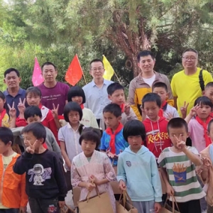 天池管护局党支部开展 “六一”儿童节的慰问活动
