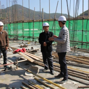 董利斌到天池管护局业务用房施工现场 检查安全生产工作